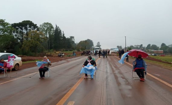 Docentes de San Vicente se encadenaron en la ruta 14 Docentes de San Vicente se encadenaron en la ruta 14