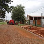 El río se eleva de a poco y bomberos siguen ayudando en los barrios