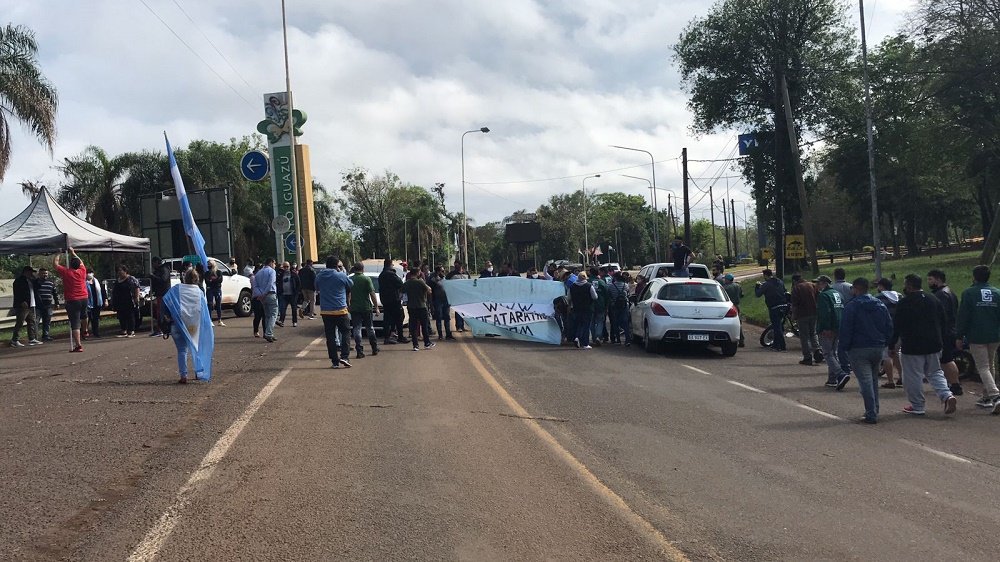 Vecinos de Iguazú cortan el paso fronterizo exigiendo la reapertura del Tancredo Neves
