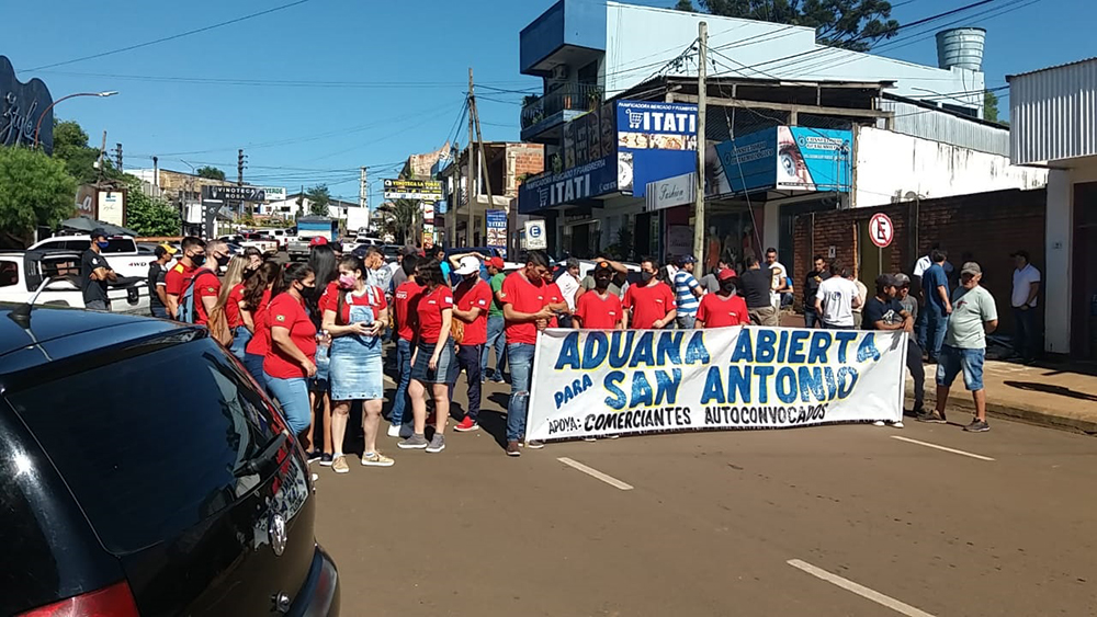 Vecinos de San Antonio reclaman por la apertura del paso fronterizo