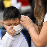 Las dificultades que acarrea a niños y docentes el barbijo en la escuela