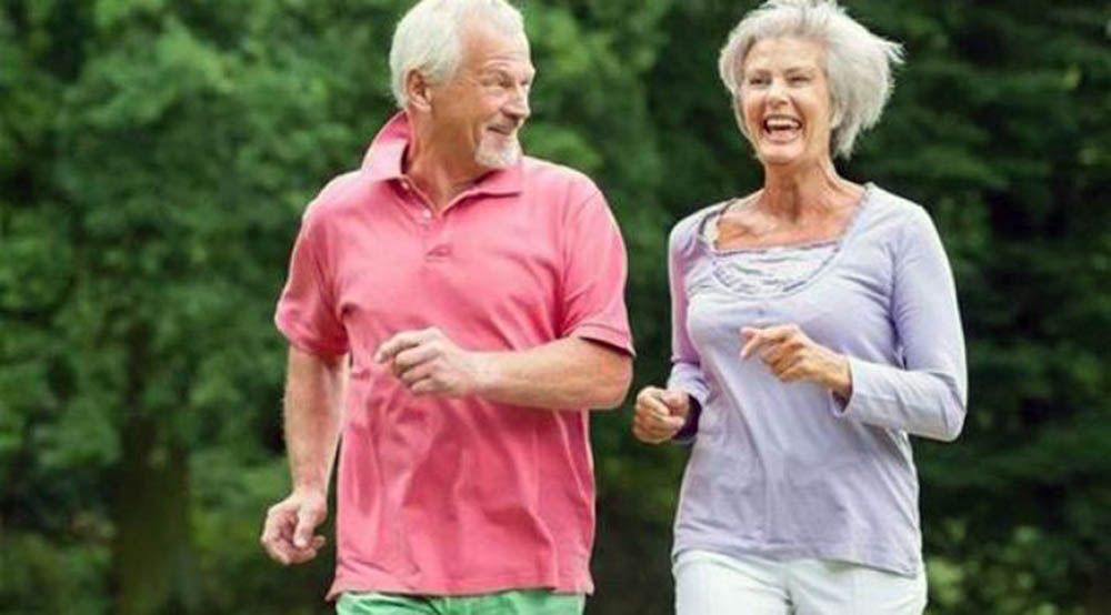 adultos mayores caminatas recreativas