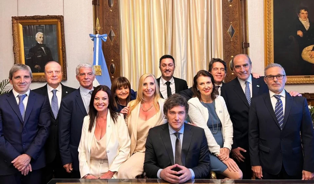 Javier Milei y la primera foto con su Gabinete